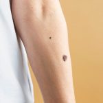 Arti Tahi Lalat di Tangan Kiri: Kepribadian, Rezeki, dan Tanda Keberuntungan